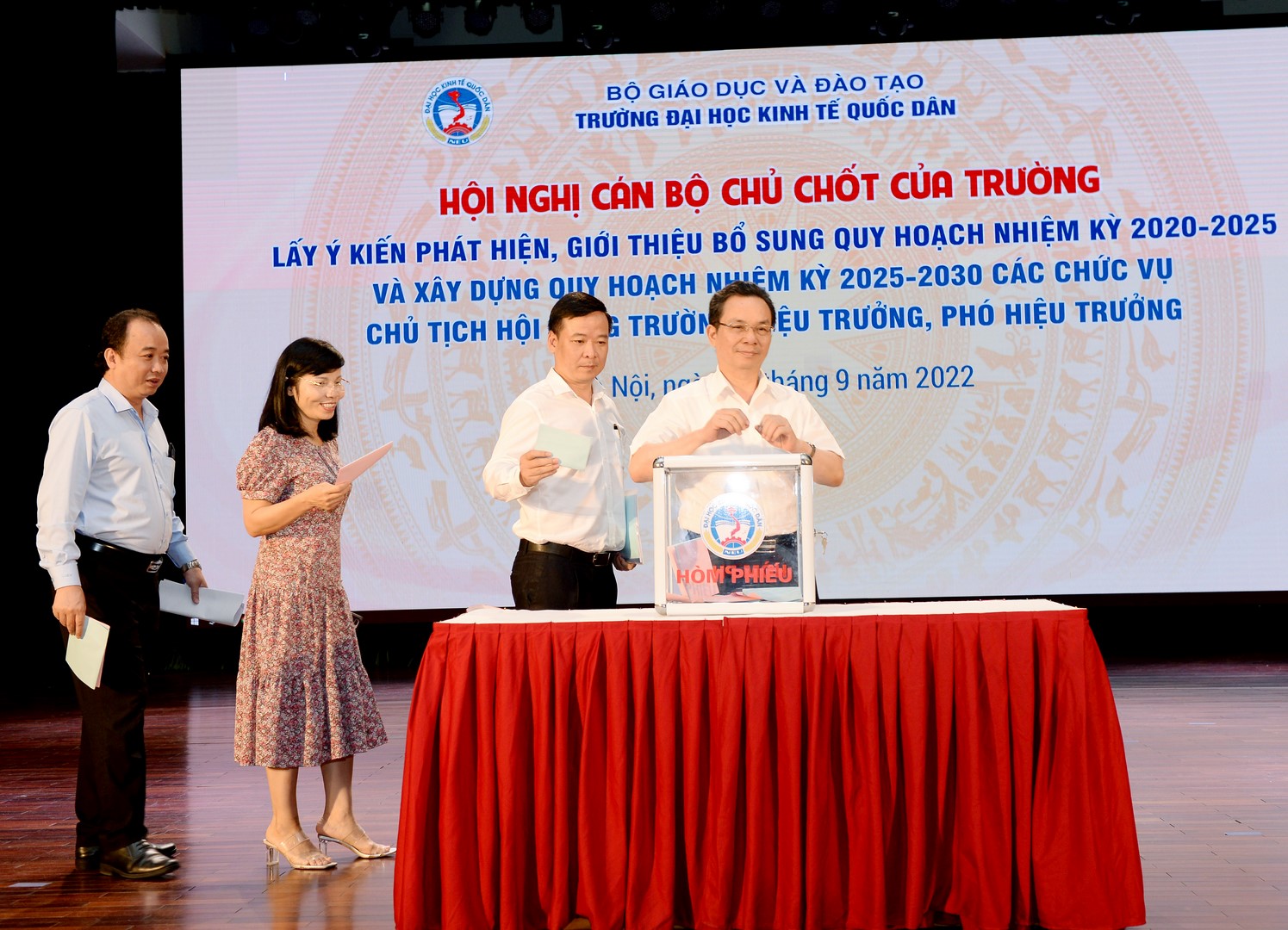 Các đại biểu tham dự Hội nghị tiến hành bỏ phiếu 7