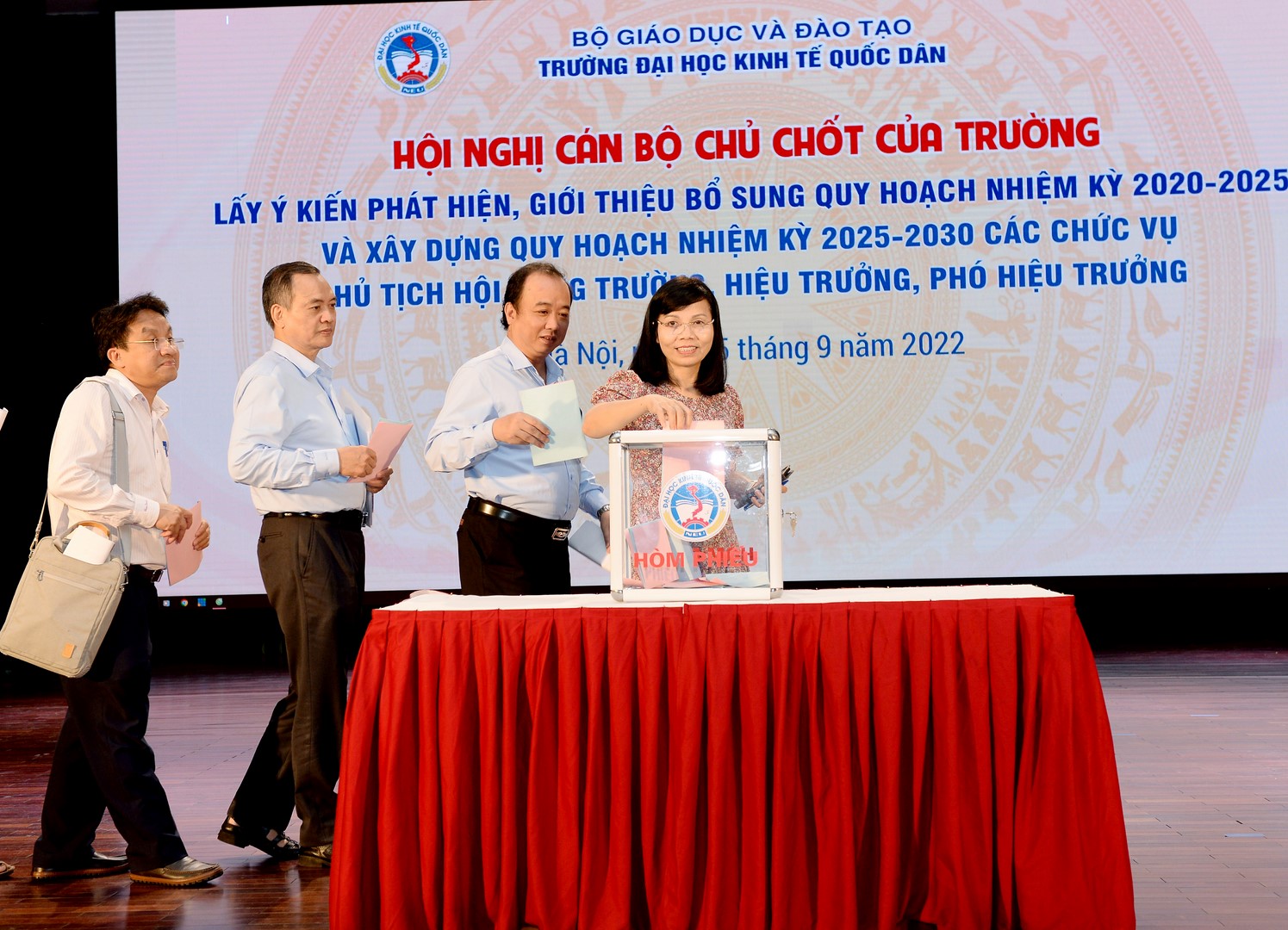Các đại biểu tham dự Hội nghị tiến hành bỏ phiếu 8