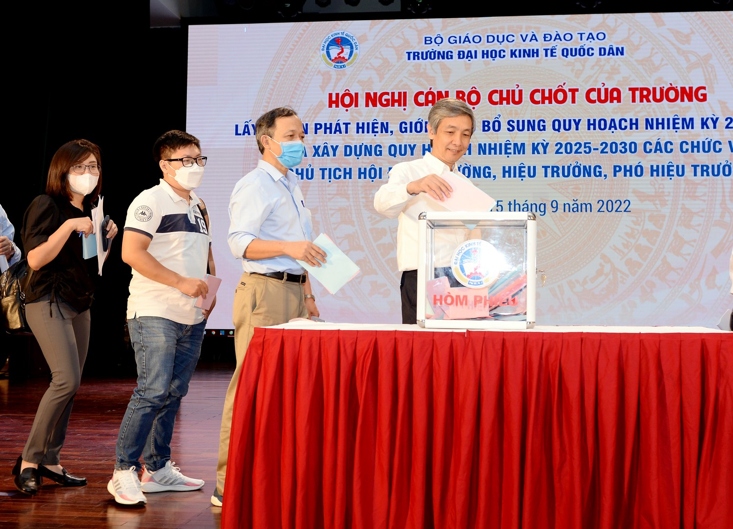 Các đại biểu tham dự Hội nghị tiến hành bỏ phiếu 9