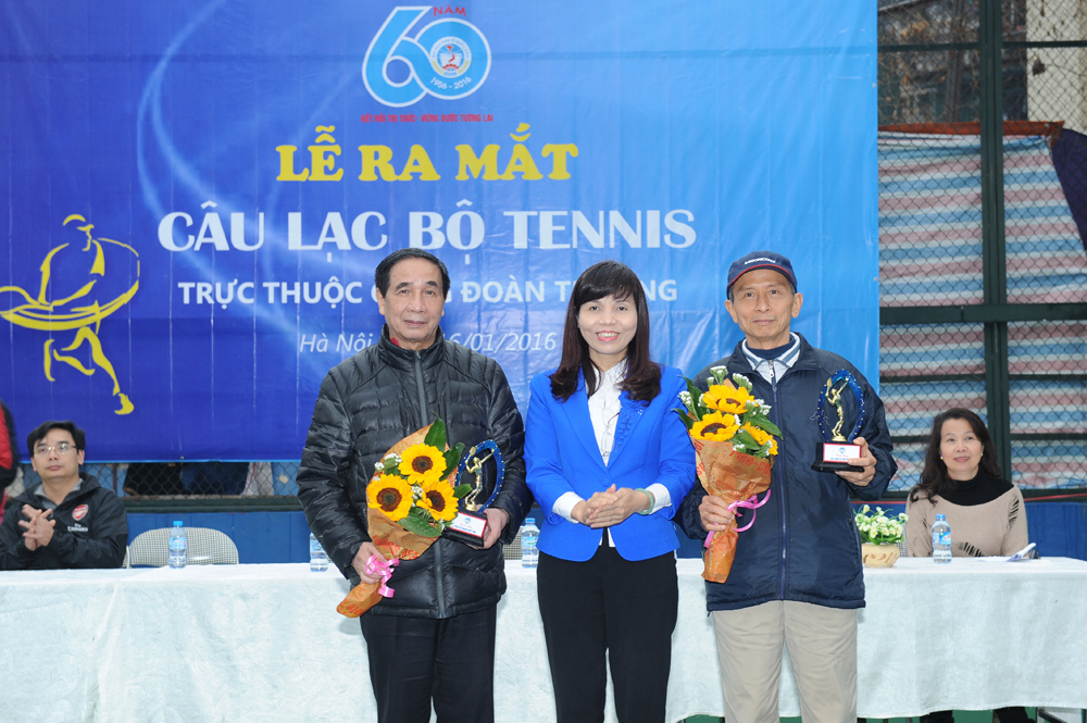 PGS.TS. Trần Thị Vân Hoa tri ân các cá nhân có nhiều đóng góp cho phong trào Tennis của Trường