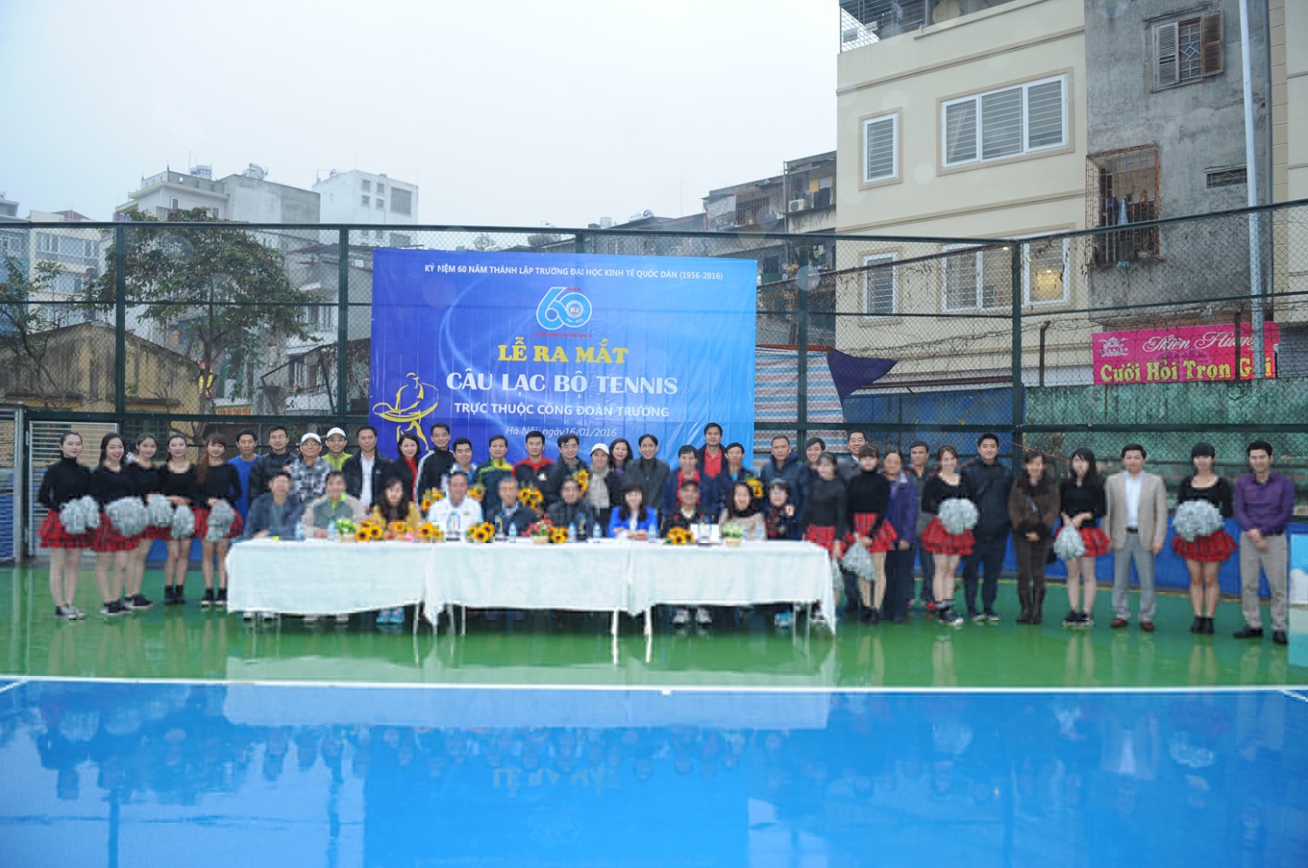 Các đại biểu chụp ảnh lưu niệm cùng thành viên CLB Tennis