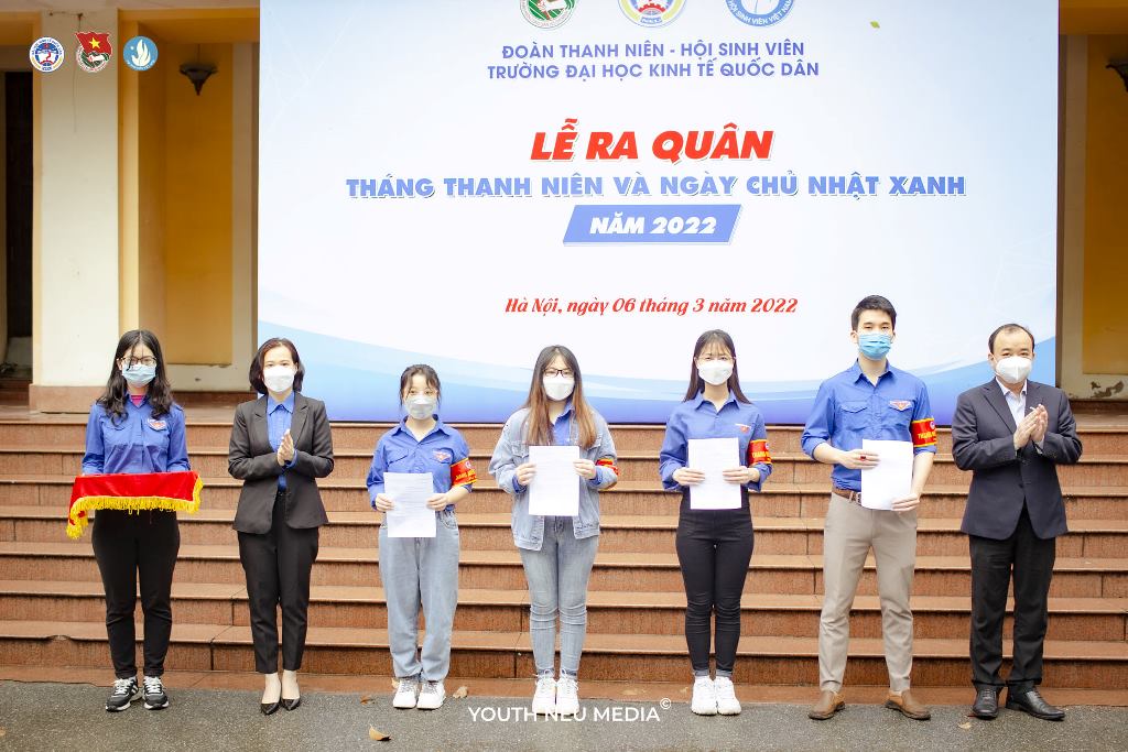 ​TS Nguyễn Hữu Đồng và TS Nguyễn Bích Ngọc trao Quyết định thành lập Đội thanh niên xung kích NEU