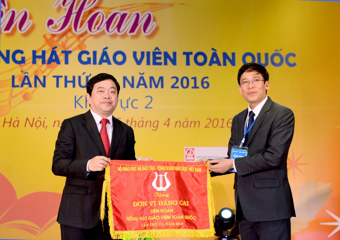 TS. Vũ Minh Đức – UV Ban cán sự Đảng bộ GD và ĐT, Chủ tịch Công đoàn GD Việt Nam tặng cờ cho đơn vị đăng cai