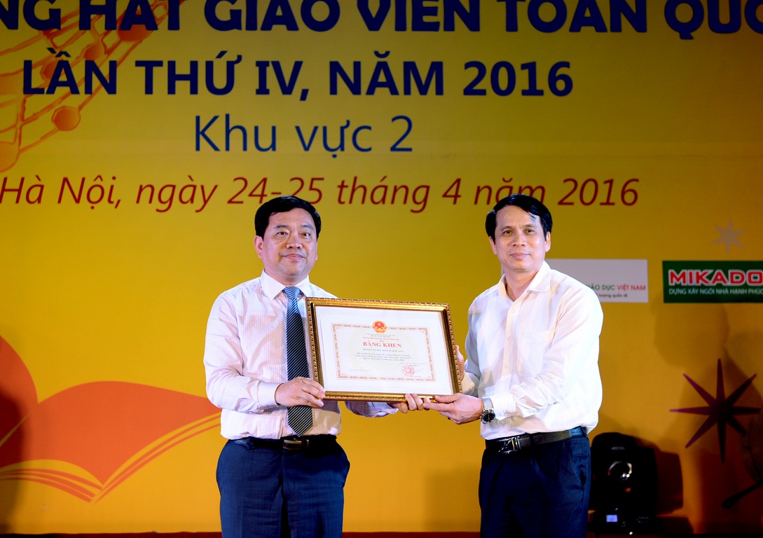  PGS.TS Phạm Mạnh Hùng - Thứ trưởng Bộ GD&ĐT trao tặng bằng khen cho ĐH Kinh tế Quốc dân