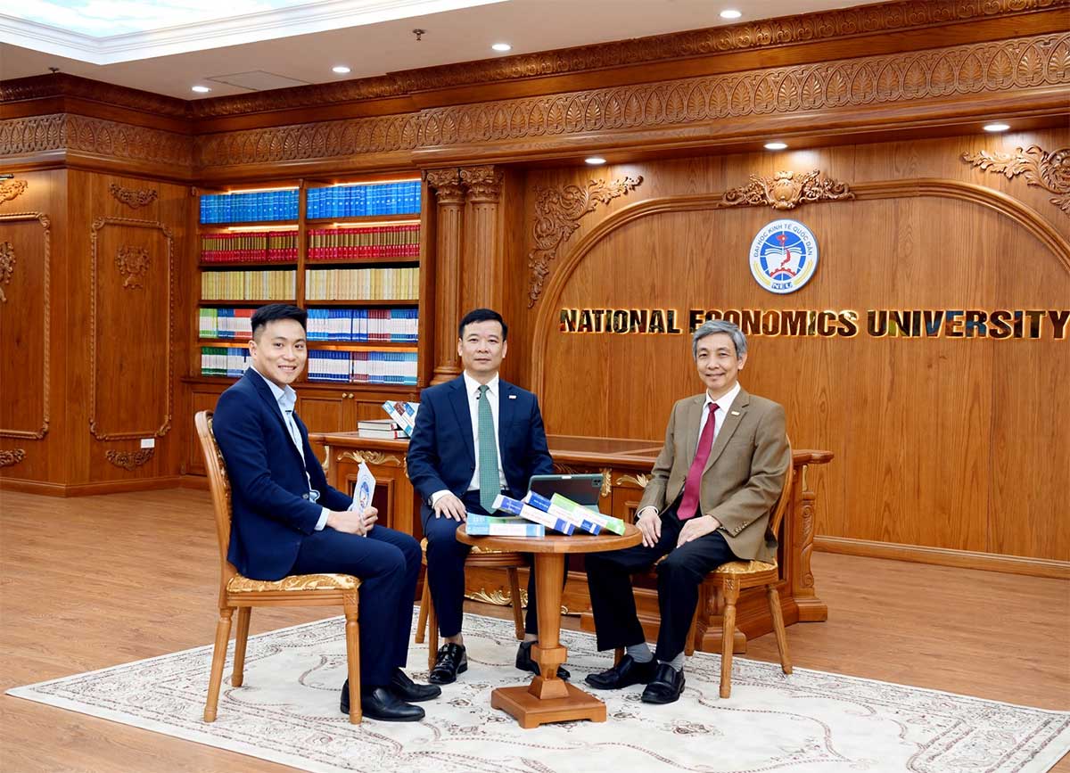 PGS.TS Bùi Huy Nhượng - Phó Hiệu trưởng và PGS.TS Bùi Đức Triệu