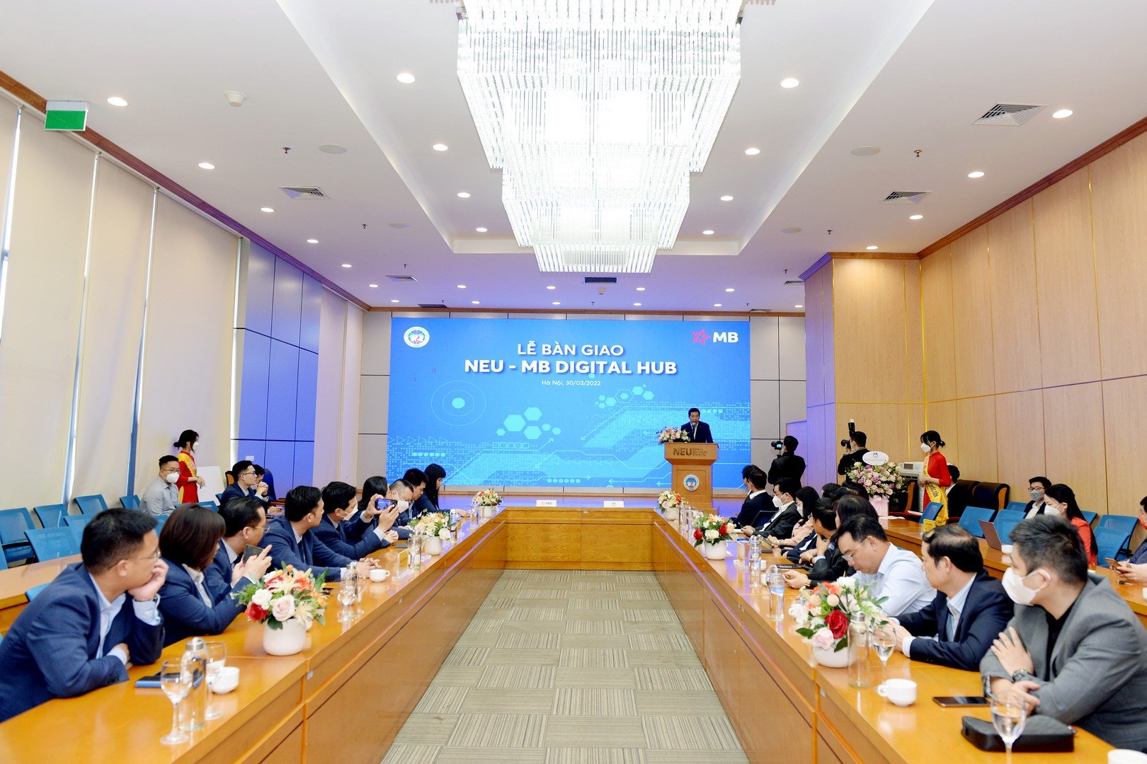 Quang cảnh lễ bàn giao NEU – MB Digital