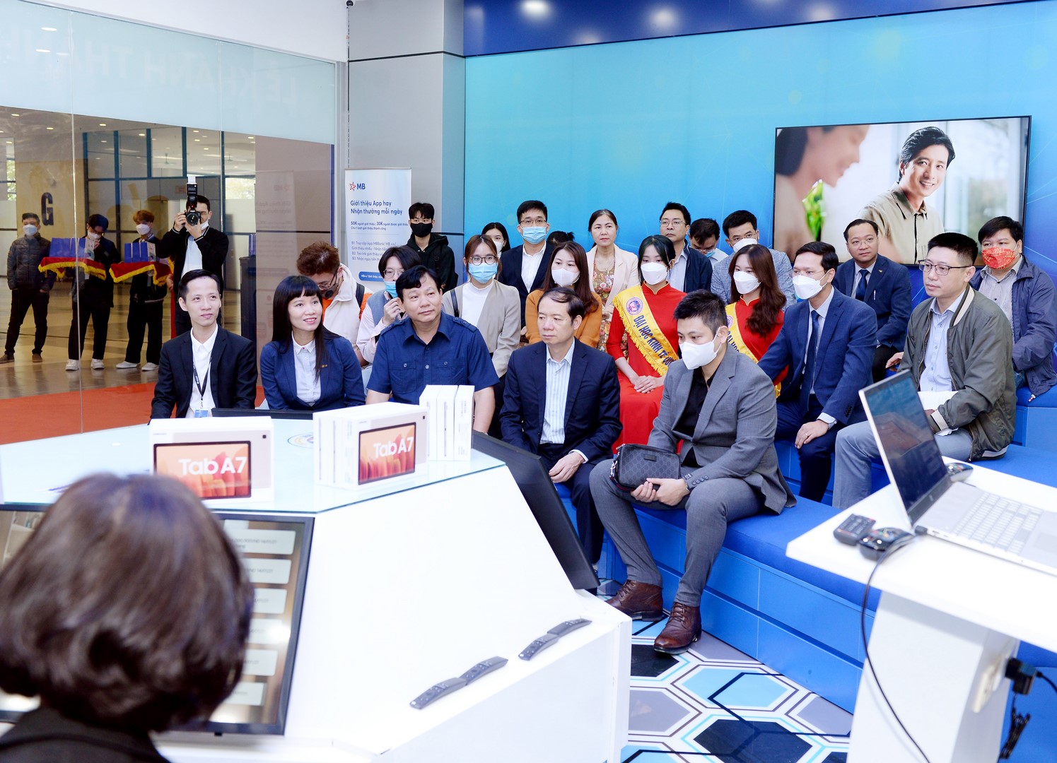 Đại diện lãnh đạo hai đơn vị tham quan và trải nghiệm thực tế tại NEU - MB Digital Hub 2