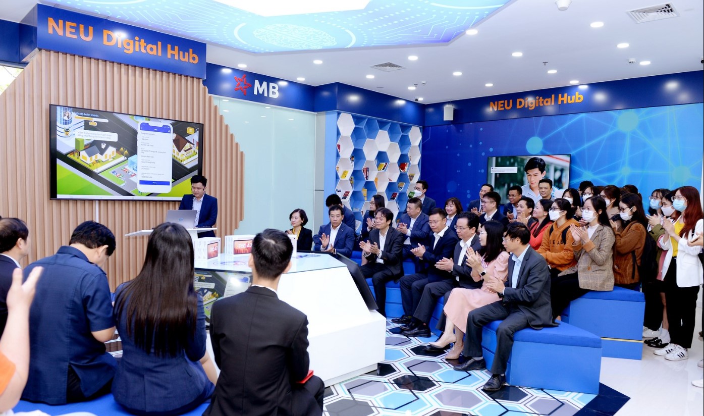 Đại diện lãnh đạo hai đơn vị tham quan và trải nghiệm thực tế tại NEU - MB Digital Hub 3