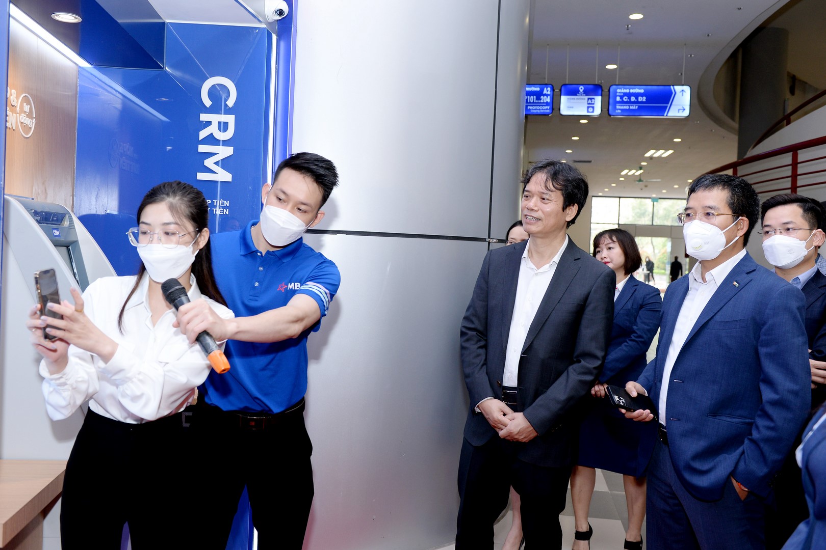 Đại diện lãnh đạo hai đơn vị tham quan và trải nghiệm thực tế tại NEU - MB Digital Hub 4