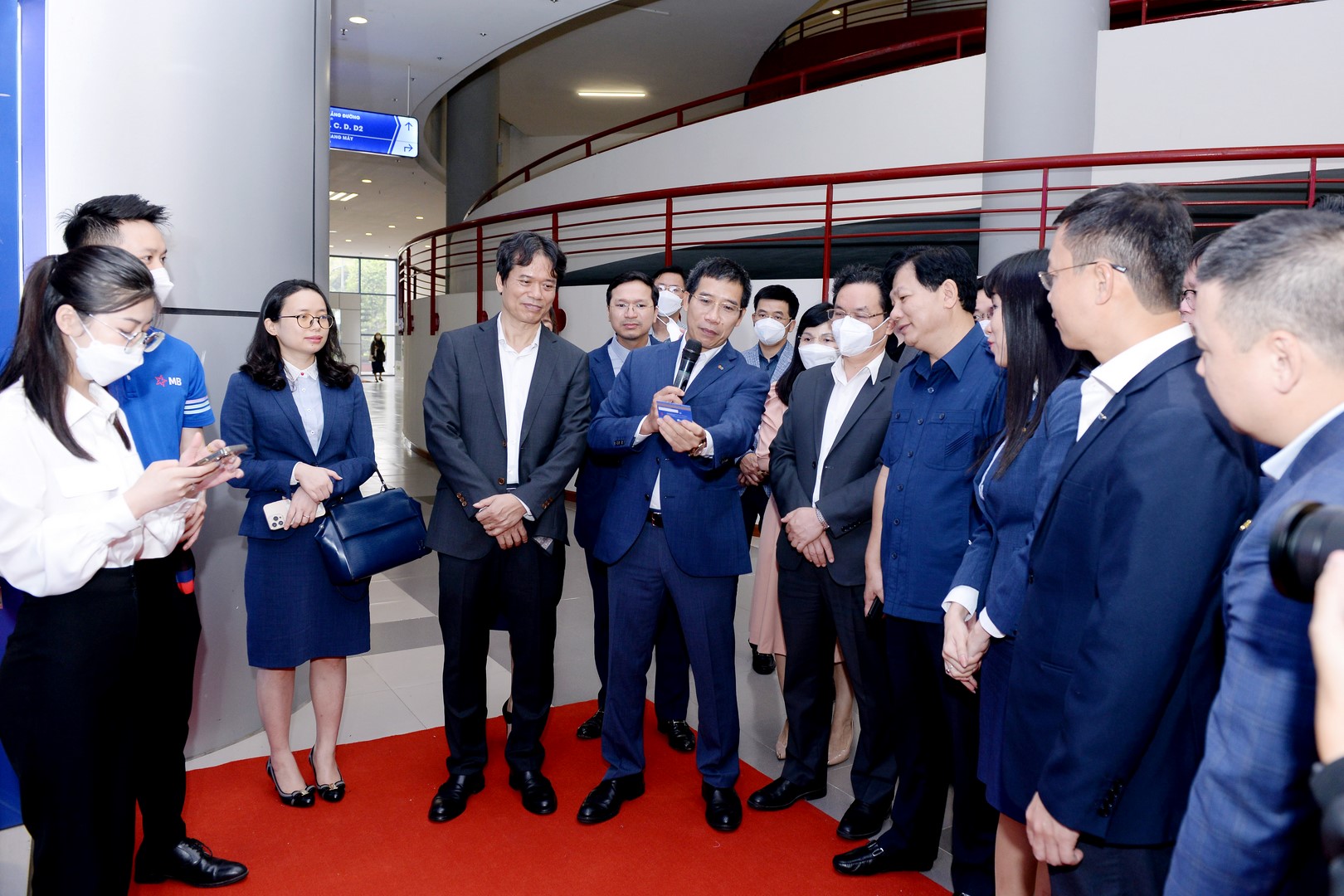Đại diện lãnh đạo hai đơn vị tham quan và trải nghiệm thực tế tại NEU - MB Digital Hub 7
