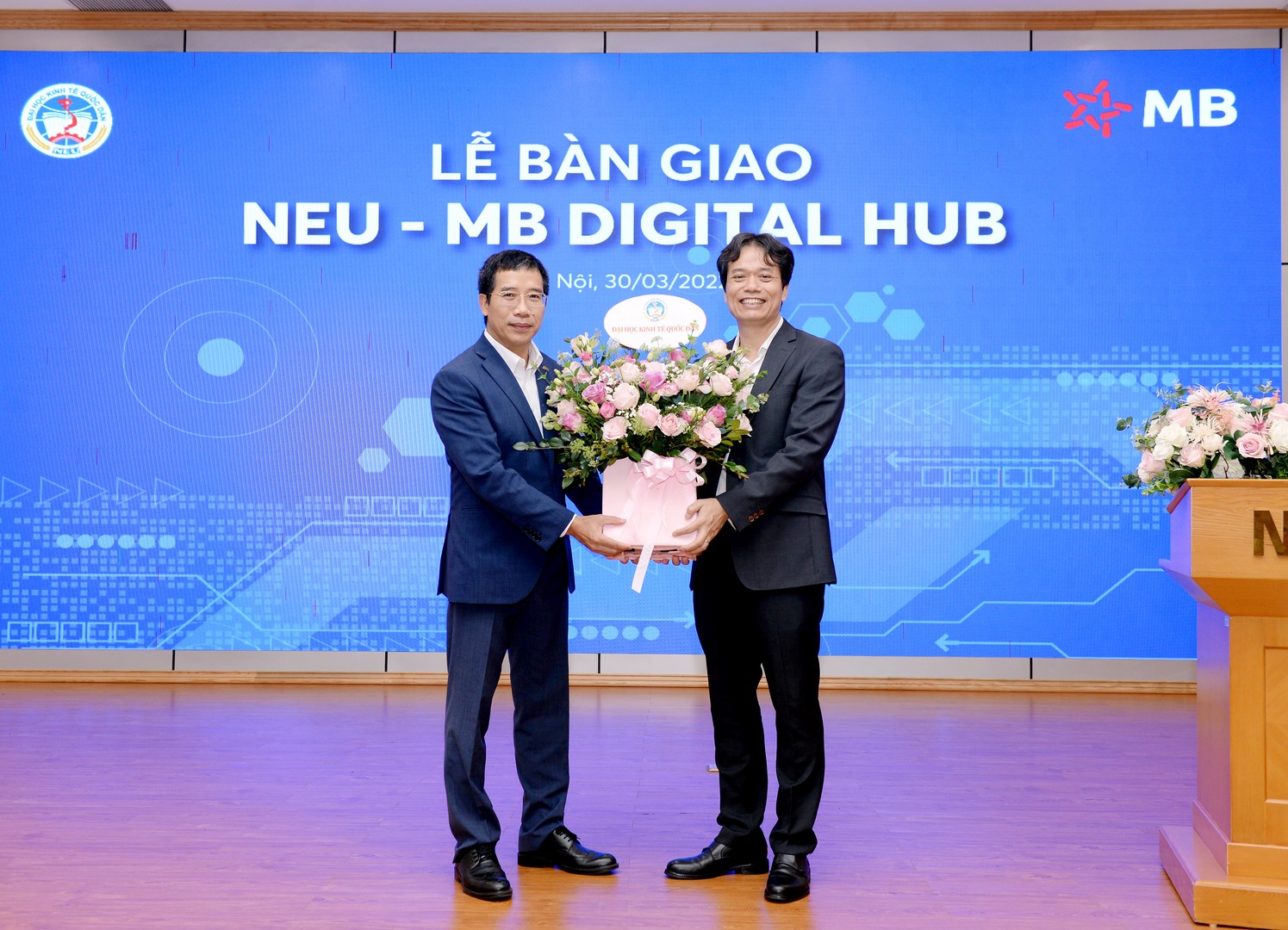 Đại diện lãnh đạo hai đơn vị cùng chụp ảnh lưu niệm tại buổi lễ 1