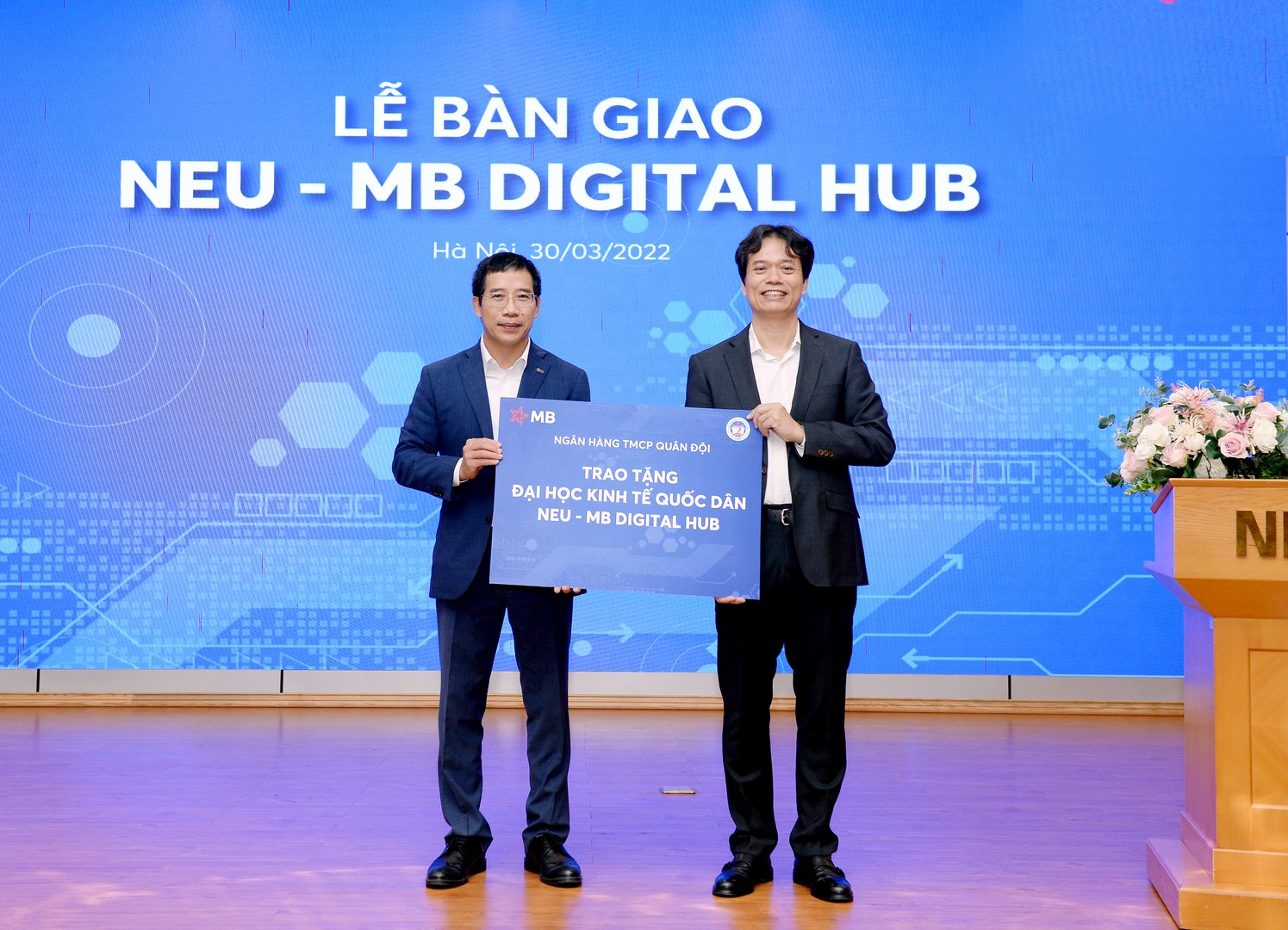 Đại diện lãnh đạo hai đơn vị cùng chụp ảnh lưu niệm tại buổi lễ 2