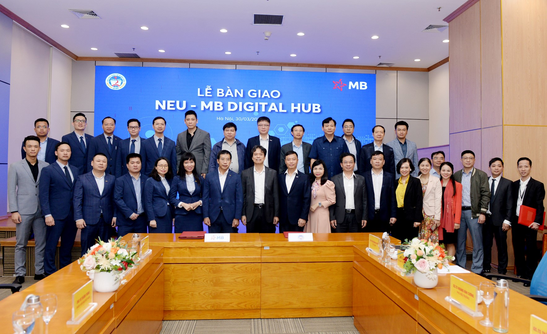 Đại diện lãnh đạo hai đơn vị cùng chụp ảnh lưu niệm tại buổi lễ 3