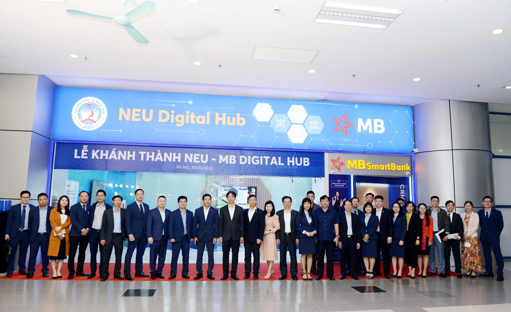 Đại diện lãnh đạo hai đơn vị cùng chụp ảnh lưu niệm tại buổi lễ 5