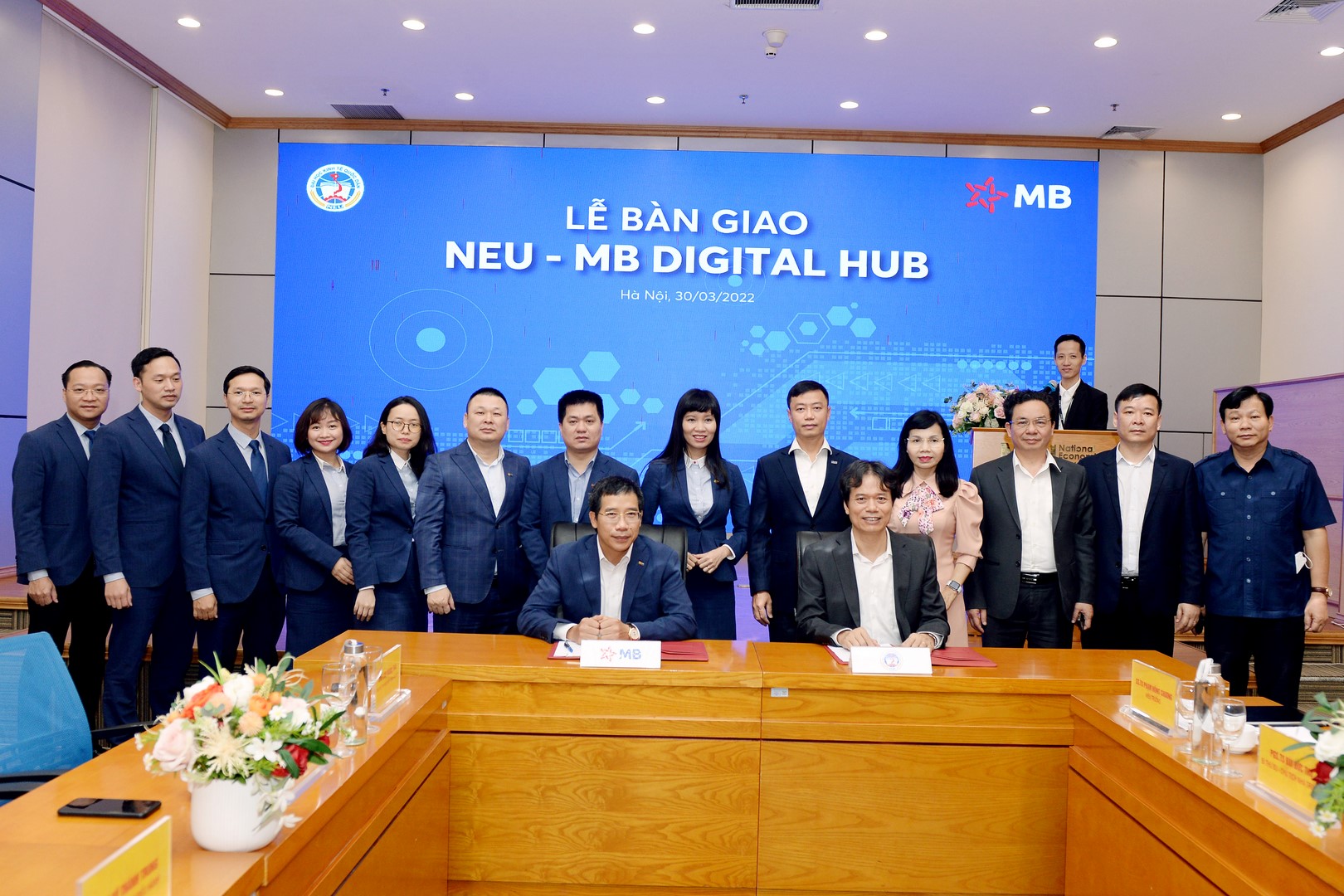 PGS.TS Phạm Hồng Chương – Hiệu trưởng nhà trường và ông Lưu Trung Thái – Phó Chủ tịch HĐQT, Tổng Giám đốc Ngân hàng TMCP Quân đội (MB) cùng ký kết biên bản bàn giao NEU - MB Digital Hub