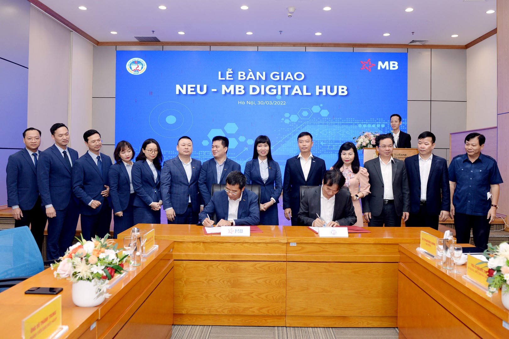 PGS.TS Phạm Hồng Chương – Hiệu trưởng nhà trường và ông Lưu Trung Thái – Phó Chủ tịch HĐQT, Tổng Giám đốc Ngân hàng TMCP Quân đội (MB) cùng ký kết biên bản bàn giao NEU - MB Digital Hub