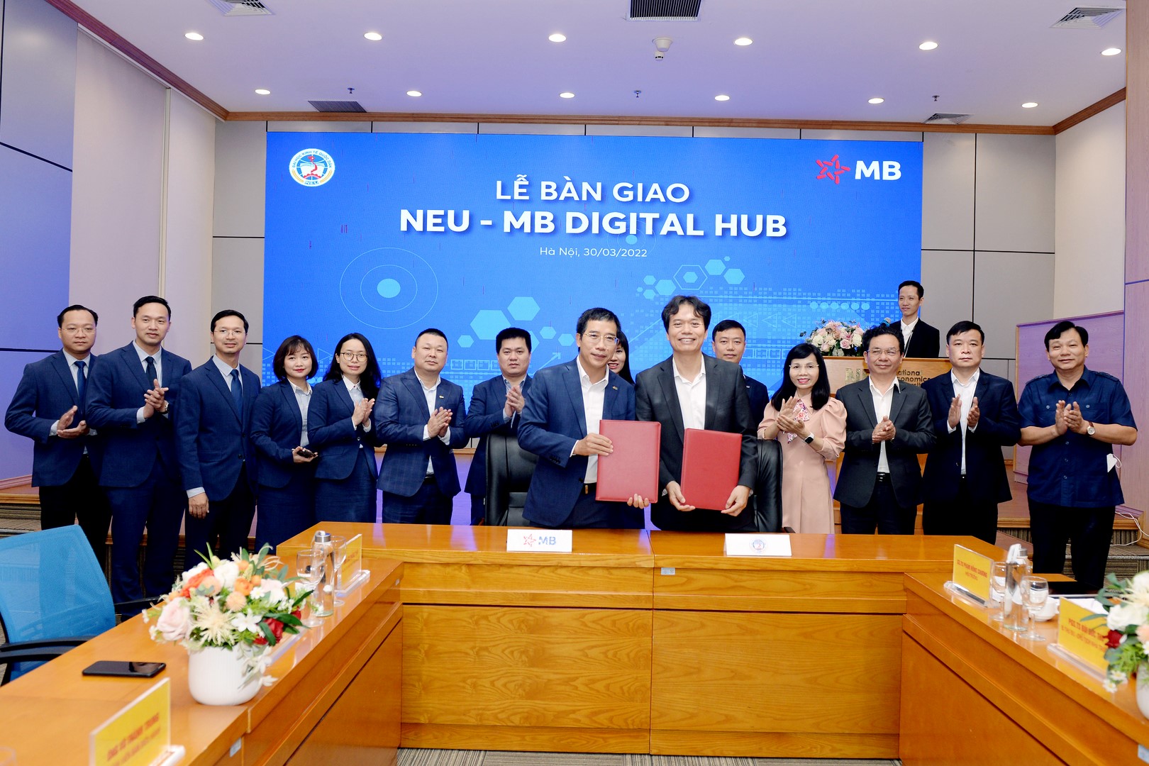 PGS.TS Phạm Hồng Chương – Hiệu trưởng nhà trường và ông Lưu Trung Thái – Phó Chủ tịch HĐQT, Tổng Giám đốc Ngân hàng TMCP Quân đội (MB) cùng ký kết biên bản bàn giao NEU - MB Digital Hub
