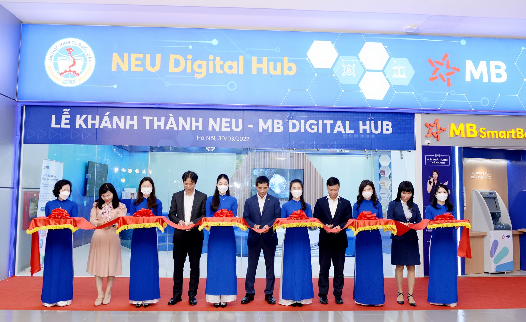 Đại diện lãnh đạo hai đơn vị thực hiện nghi thức cắt băng khánh thành công trình NEU - MB Digital Hub 1