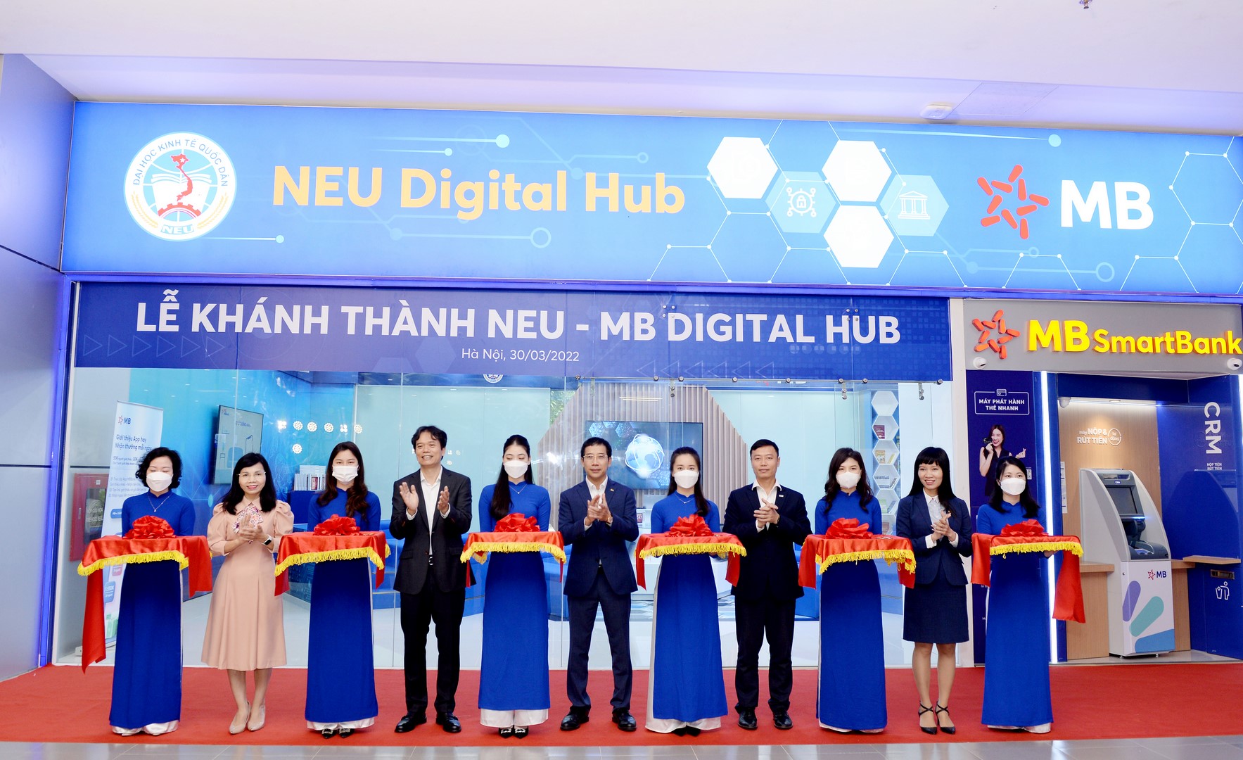 Đại diện lãnh đạo hai đơn vị thực hiện nghi thức cắt băng khánh thành công trình NEU - MB Digital Hub