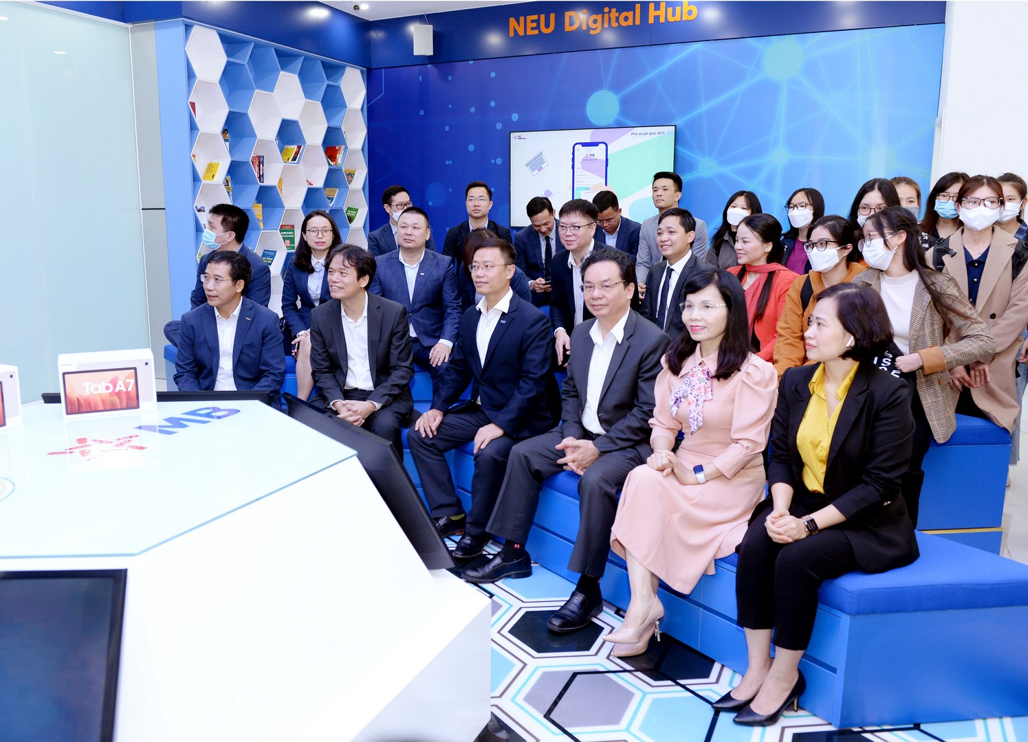 Đại diện lãnh đạo hai đơn vị tham quan và trải nghiệm thực tế tại NEU - MB Digital Hub