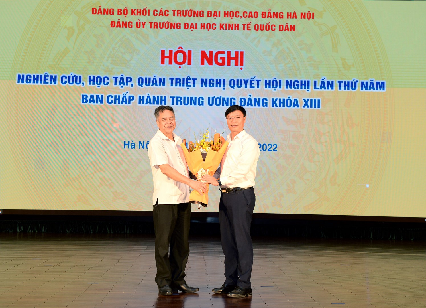 Đồng chí Bùi Đức Thọ - Bí thư Đảng ủy, Chủ tịch Hội đồng trường tặng hoa cảm ơn Báo cáo viên của Hội nghị
