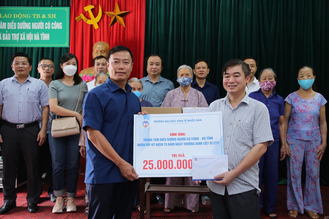 PGS.TS Bùi Đức Thọ - Bí thư Đảng uỷ, Chủ tịch Hội đồng trường trao tặng món quà của tập thể sư phạm Trường ĐH KTQD đến Trung tâm Điều dưỡng người có công - tỉnh Hà Tĩnh