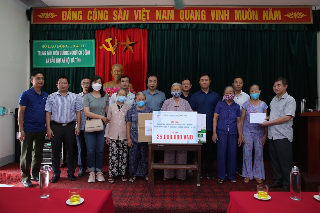 Một số hình ảnh trong chuyến thăm và tặng quà tại Trung tâm Điều dưỡng người có công - tỉnh Hà Tĩnh 2