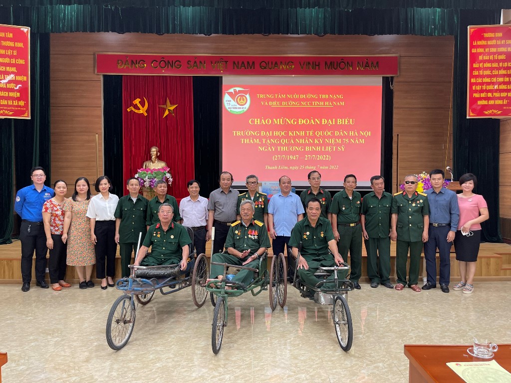 Đoàn công tác của Nhà trường thăm, tặng quà Trung tâm Nuôi dưỡng TBB nặng và Điều dưỡng NCC tỉnh Hà Nam