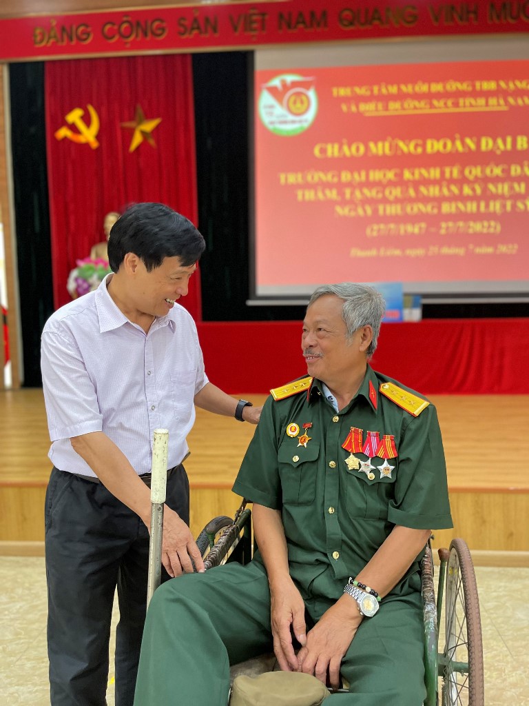 Đoàn công tác ân cần thăm hỏi, động viên các thương, bệnh binh nặng đang điều trị tại Trung tâm 6
