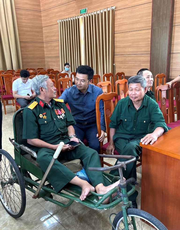 Đoàn công tác ân cần thăm hỏi, động viên các thương, bệnh binh nặng đang điều trị tại Trung tâm 6