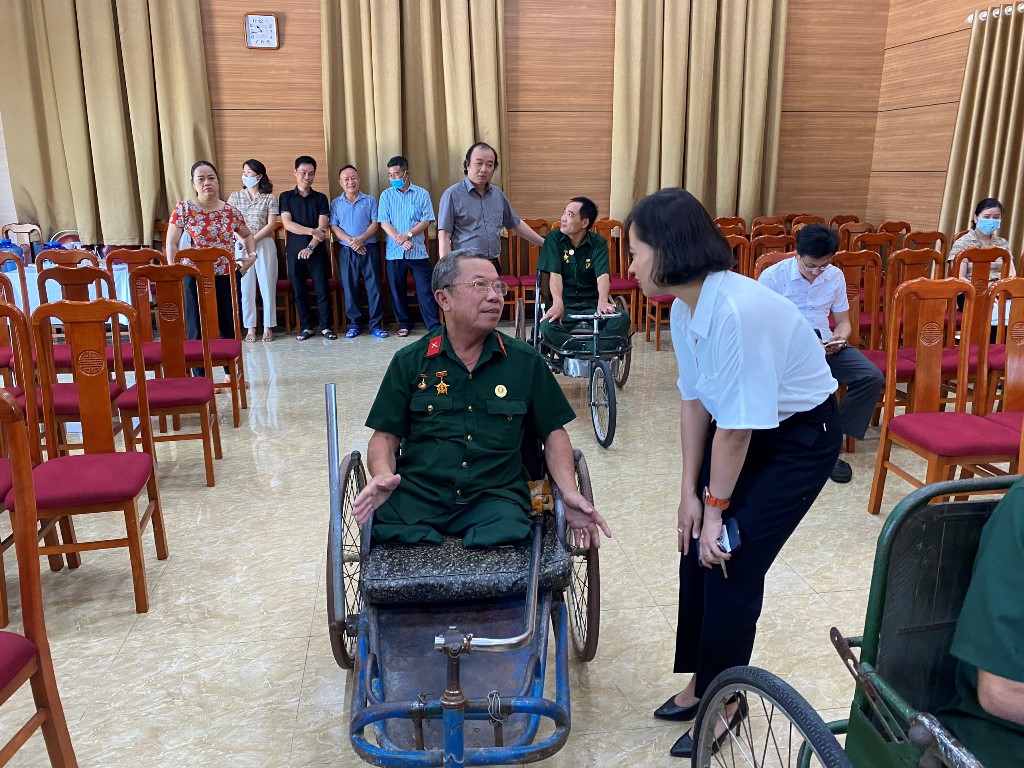 Đoàn công tác ân cần thăm hỏi, động viên các thương, bệnh binh nặng đang điều trị tại Trung tâm 7