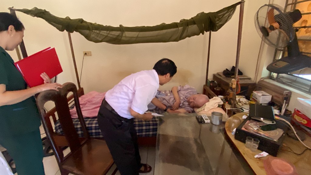 Đoàn công tác ân cần thăm hỏi, động viên các thương, bệnh binh nặng đang điều trị tại Trung tâm 7