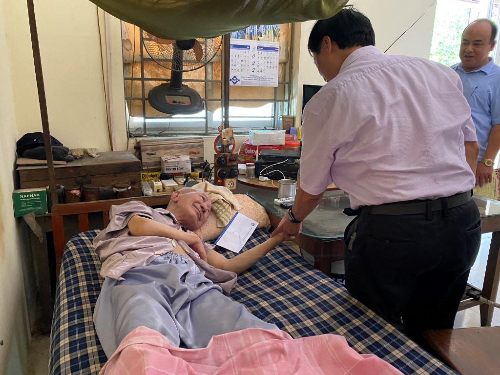 Đoàn công tác ân cần thăm hỏi, động viên các thương, bệnh binh nặng đang điều trị tại Trung tâm 10