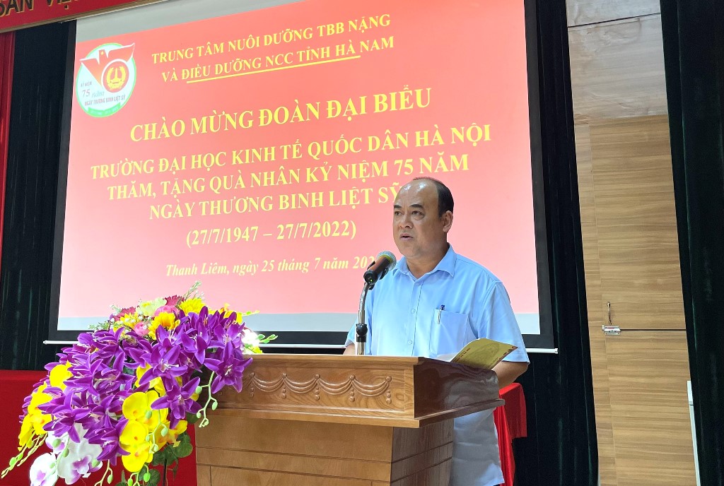 Đ/c Đinh Đăng Hồng - Giám đốc Trung tâm Nuôi dưỡng TBB nặng và Điều dưỡng NCC tỉnh Hà Nam phát biểu 