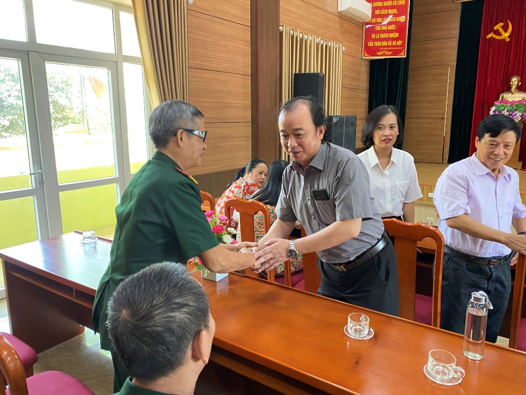 Đoàn công tác ân cần thăm hỏi, động viên các thương, bệnh binh nặng đang điều trị tại Trung tâm 1