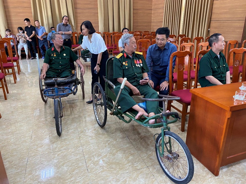 Đoàn công tác ân cần thăm hỏi, động viên các thương, bệnh binh nặng đang điều trị tại Trung tâm 2