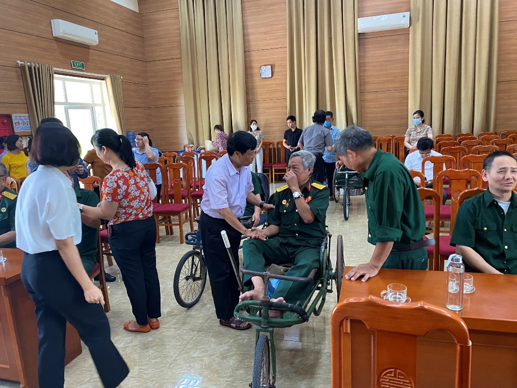 Đoàn công tác ân cần thăm hỏi, động viên các thương, bệnh binh nặng đang điều trị tại Trung tâm 3