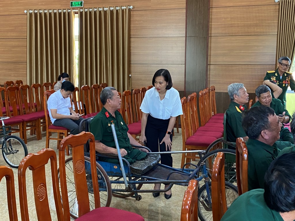 Đoàn công tác ân cần thăm hỏi, động viên các thương, bệnh binh nặng đang điều trị tại Trung tâm 4