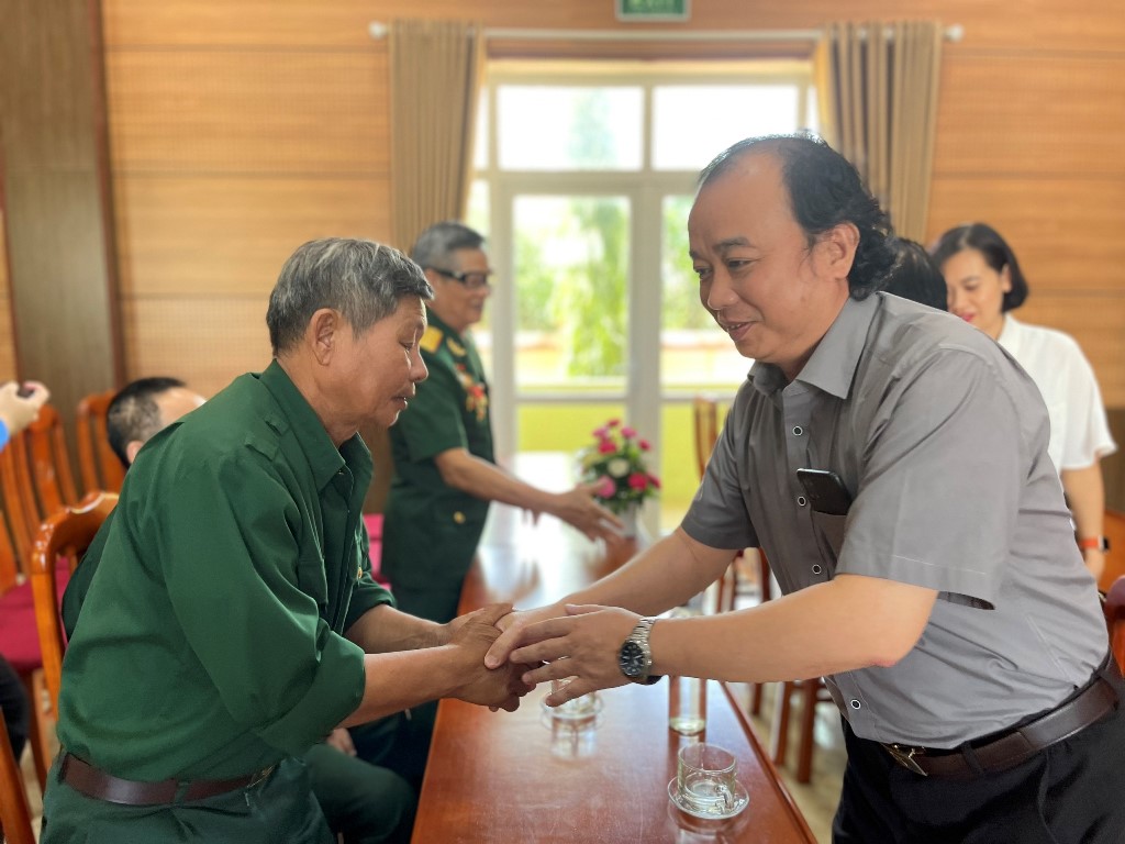 Đoàn công tác ân cần thăm hỏi, động viên các thương, bệnh binh nặng đang điều trị tại Trung tâm 4