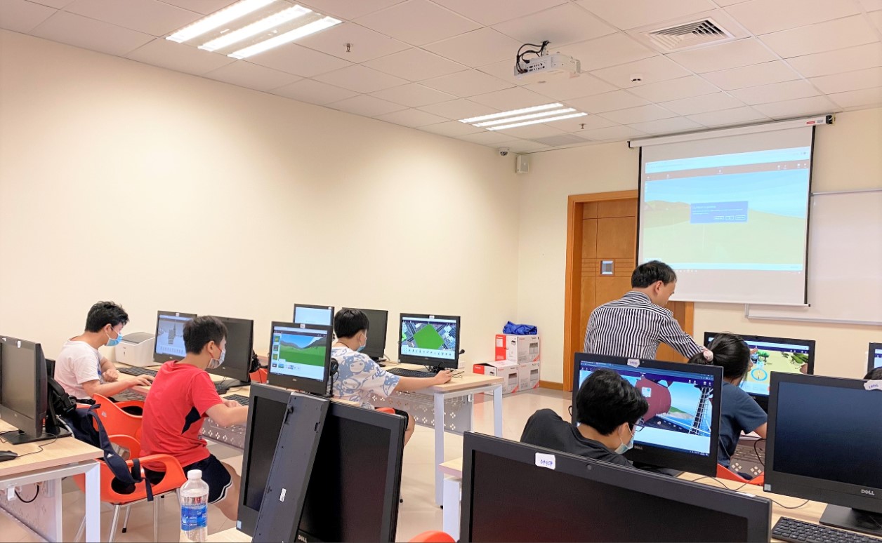 Lớp học lập trình được giảng dạy trong phòng Tin học Trường Đại học Kinh tế Quốc dân. 