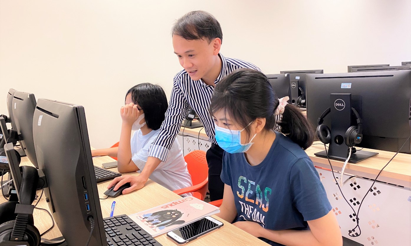Lớp học lập trình được giảng dạy trong phòng Tin học Trường Đại học Kinh tế Quốc dân. 