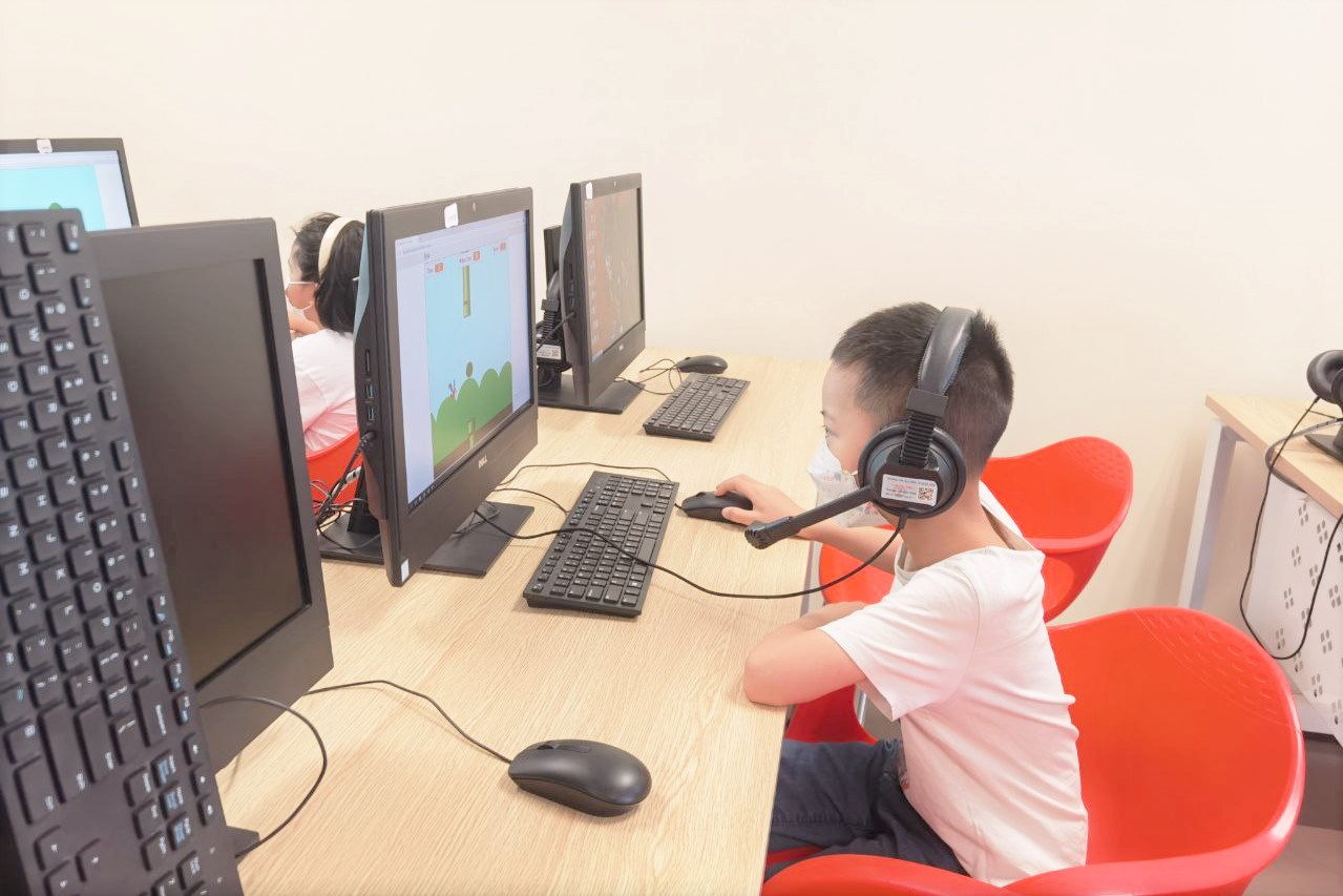 Các bạn nhỏ lớp Lập trình Sáng tạo với Scratch say mê trải nghiệm Flappy Birds 1
