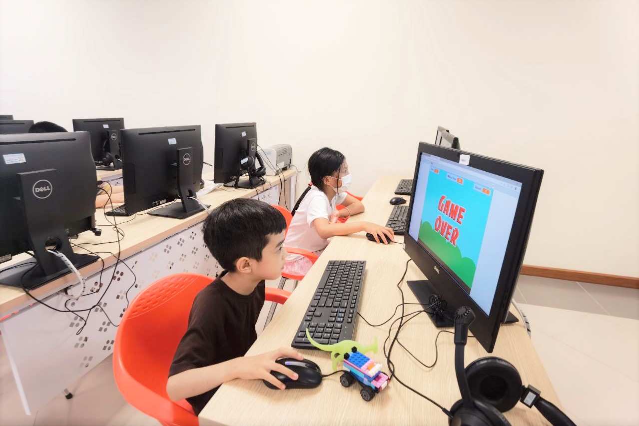 Các bạn nhỏ lớp Lập trình Sáng tạo với Scratch say mê trải nghiệm Flappy Birds 2