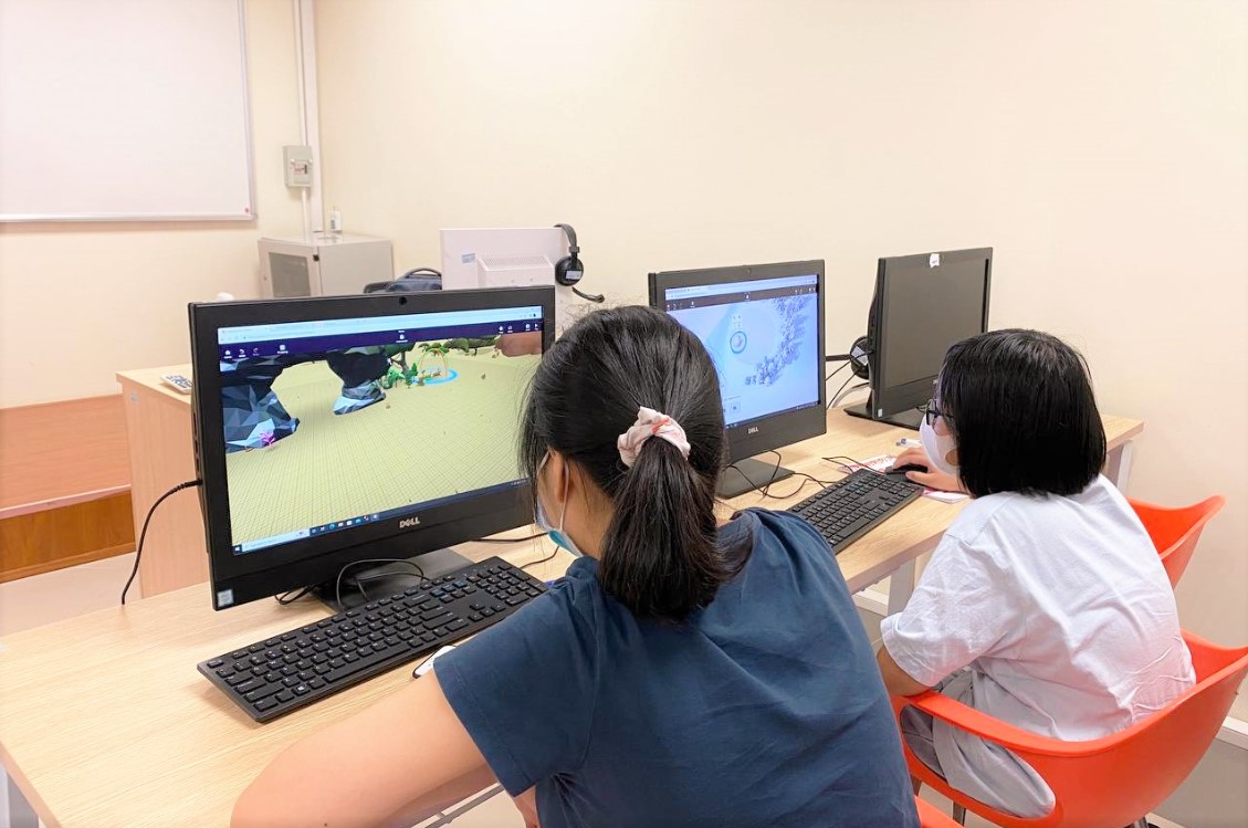 Học sinh Không gian Thực tế ảo VR tỉ mỉ thực hành thiết kế và lập trình các mô hình 3D 2