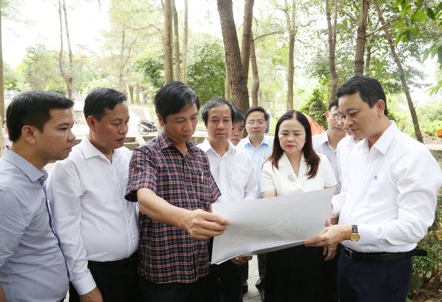 Lãnh đạo tỉnh Quảng Trị và ngành GD&ĐT báo cáo bộ trưởng Bộ GD&ĐT Nguyễn Kim Sơn về quy hoạch tổng thể và dự kiến quá trình tôn tạo khu tưởng niệm Anh hùng, Liệt sĩ ngành GD&ĐT tại Nghĩa trang Liệt sĩ Trường Sơn.