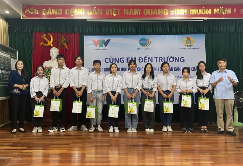 Bà Nguyễn Thị Bích Hợp cùng đại diện Quỹ Tấm lòng Việt trao học bổng cho em Nguyễn Thùy Trang 2