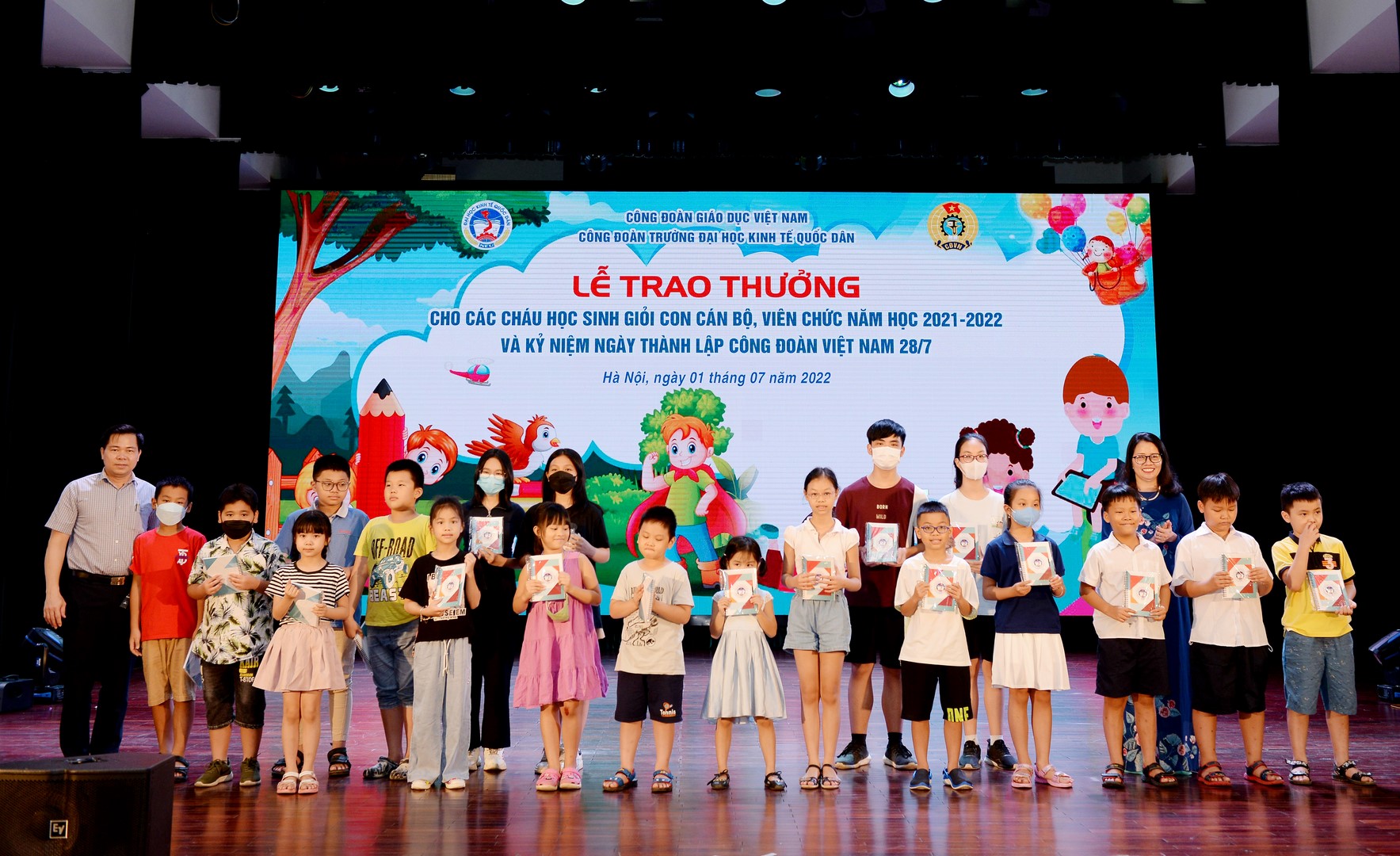 Lãnh đạo Nhà trường  trao thưởng cho các con 7