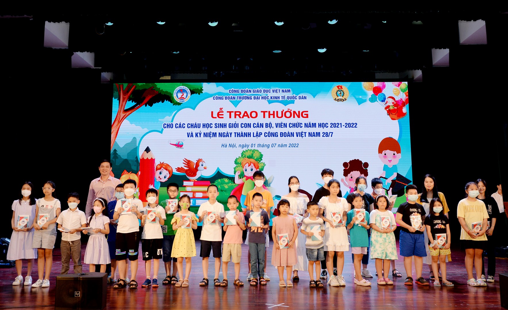 Lãnh đạo Nhà trường  trao thưởng cho các con 8