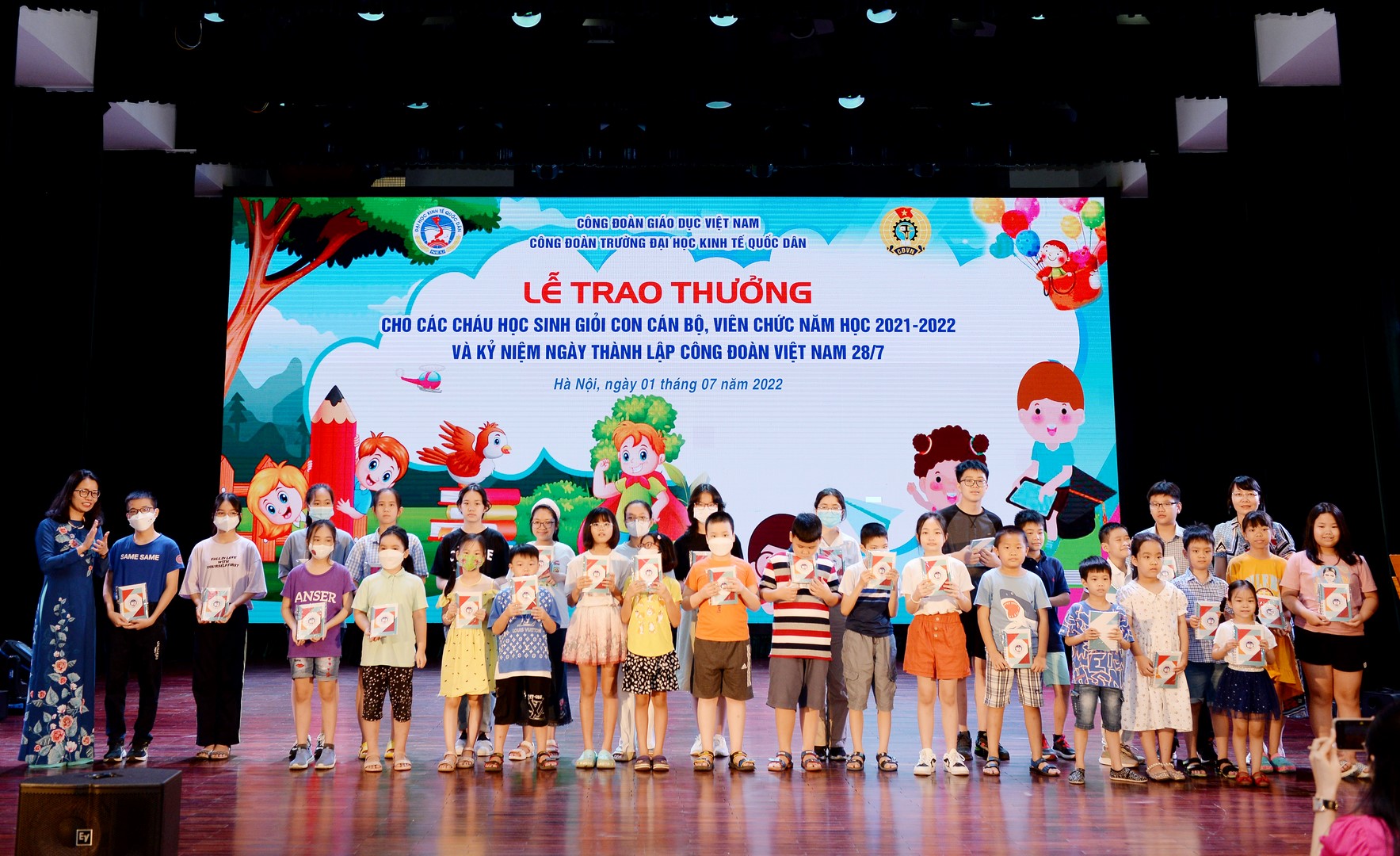 Lãnh đạo Nhà trường  trao thưởng cho các con 9