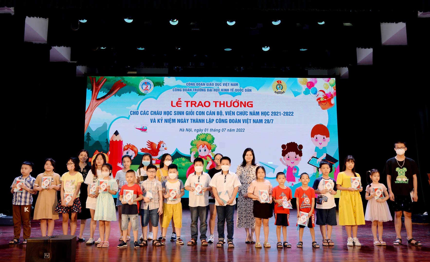 Lãnh đạo Nhà trường  trao thưởng cho các con 11